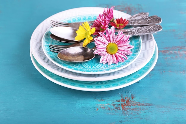 Kolorowe talerze na stole